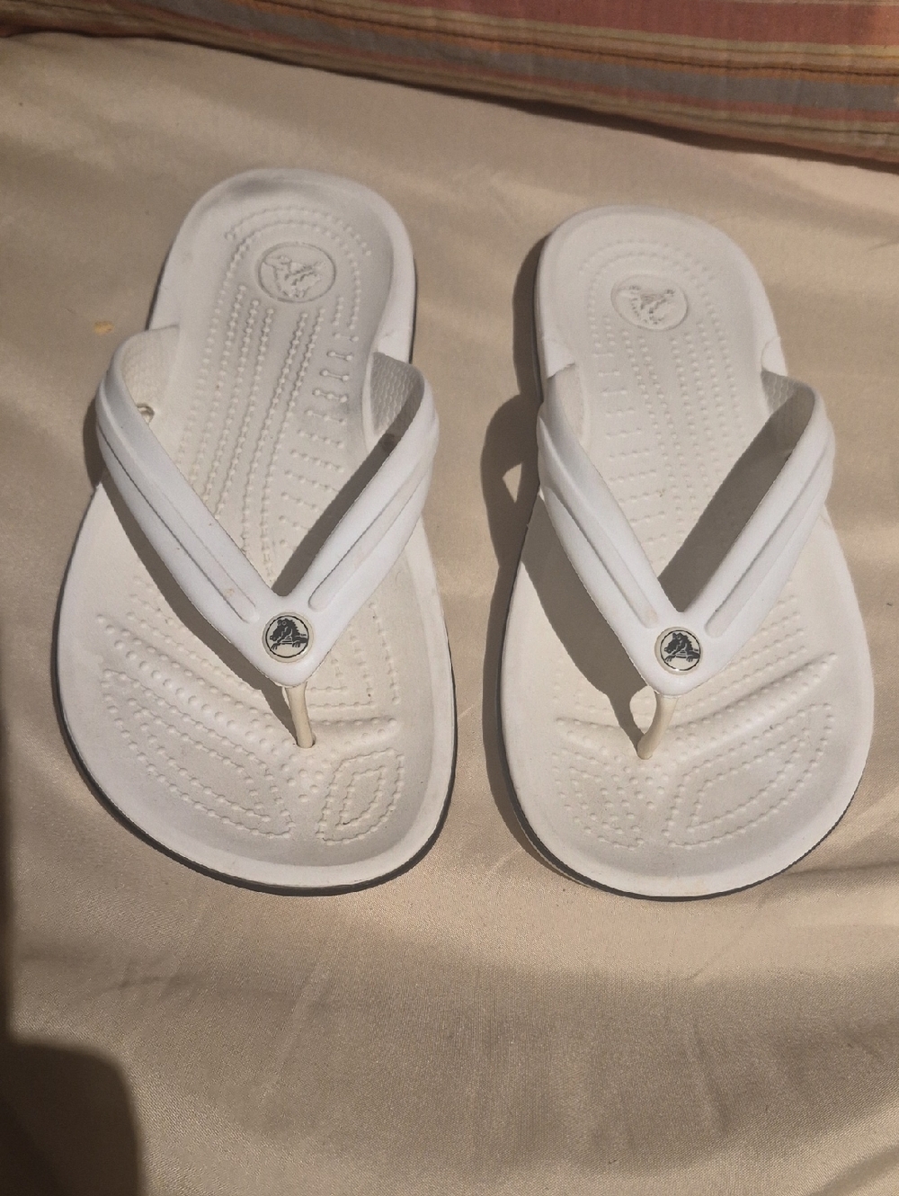 CROCS White Logo Comfort Flip Sandal